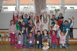 Die Kinder des Kindergarten Jägersteig sind nun echte Klimachecker und freuen sich über ihre Urkunden. Die Kinder des Kindergarten Jägersteig sind nun echte Klimachecker und freuen sich über ihre Urkunden.