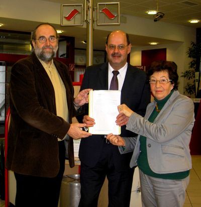 Überreichung der Unterschriftenlisten gegen die Schließung der Bank Austria-Filiale Murdorf