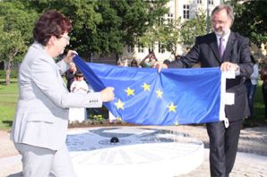 Enthüllung des Douzelage-Monuments. Bgm. Grete Gruber und Douzelage-Präsident Ed Weber Enthüllung des Douzelage-Monuments. Bgm. Grete Gruber und Douzelage-Präsident Ed Weber
