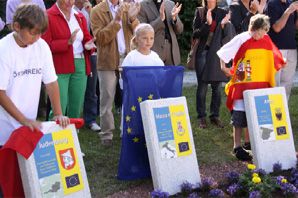 Enthüllung der Douzelage-Mitgliedertafeln durch die Kinder Enthüllung der Douzelage-Mitgliedertafeln durch die Kinder