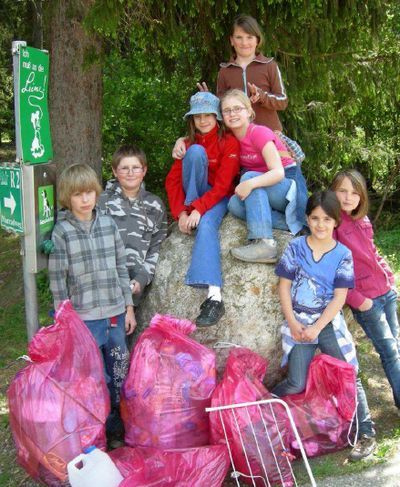 Eileen, Nora, Katharina, Lena, Tamara, Marcel und David bei der Aktion Steirischer Frühjahrsputz - Flurreinigung im Murwald 