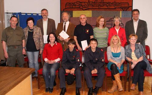 Bgm. Grete Gruber und Oberst Manfred Mayer mit den VertreterInnen der unterstützten Hilfsorganisationen