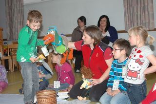 Der Vogel KliMax Kontrolliert genau ob die Kinder alle Stationen erfolgreich bewältigt haben. Der Vogel KliMax Kontrolliert genau ob die Kinder alle Stationen erfolgreich bewältigt haben.