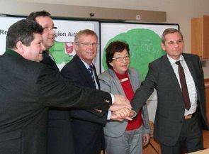 Die Bürgermeister der Kleinregion Aichfeld anlässlich der Unterzeichnung des Arbeitsvertrages Die Bürgermeister der Kleinregion Aichfeld anlässlich der Unterzeichnung des Arbeitsvertrages