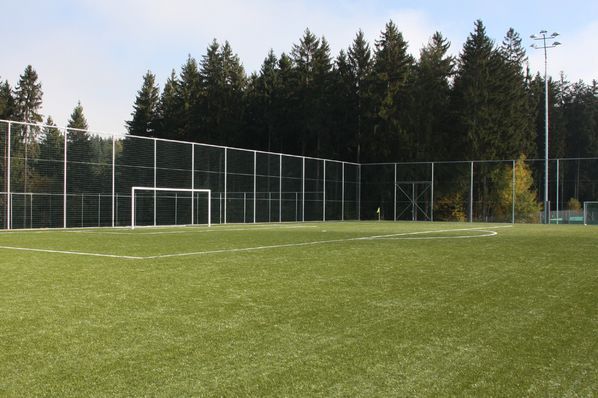 Der neue Kunstrasenplatz misst 102 x 64 m Der neue Kunstrasenplatz misst 102 x 64 m