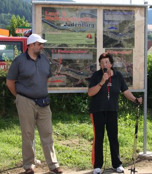 Bgm. Grete Gruber eröffnet die neuen  Lauf- und Walkingstrecken