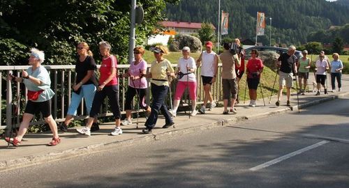 Trotz sommerlicher 30 Grad  ließen es sich erfreulich viele Läufer und Walker nicht nehmen das Streckennetz mit einer Murdorfrunde einzuweihen.