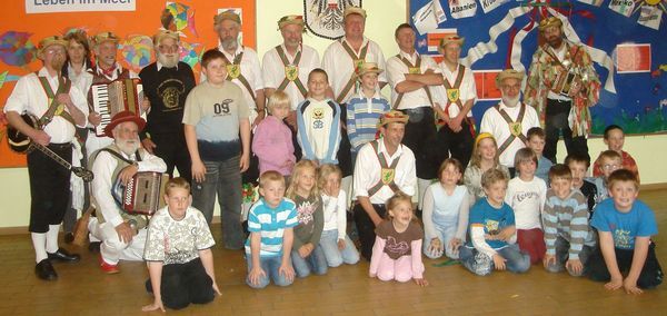 Auch die Volksschüler der Nachmittagsbetreuung hatten viel Spaß mit den Wessex Morris Men. 