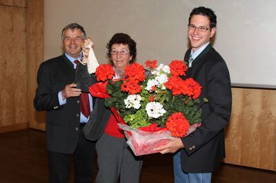 Sogar die Arbeitshandschuhe hat sie bekommen: Bgm. Grete Gruber darf am Hauptplatz zur EM auch florale Flagge zeigen und Pelargonien setzen. v.l.n.r.: Walter Galla, Bgm. Grete Gruber, Reinhard Galla.