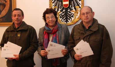 v.l.n.r. Obst. Manfred Mayer, Bgm. Grete Gruber, Vizelt. Alois Driussi