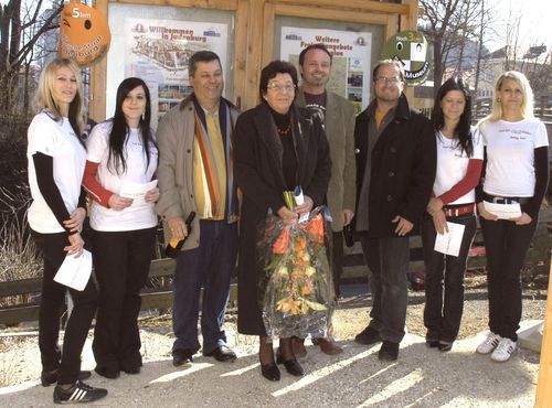 HAK-Projekt1.jpg: v.l.n.r.: Nicole Peischler, Stefanie Steinköln, Mag. Peter Raffalt, Bgm. Grete Gruber, Ing. Thomas Kolland, Helfried Kreiter, Maria Kleemaier, Carina Schönhart. Foto: Söllradl