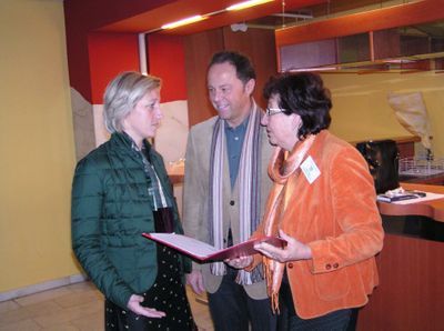 Bgm. Grete Gruber und 2. Vizebgm. Ing. Wolfgang Toperczer übergaben an Landesrätin Mag. Kristina Edlinger-Ploder eine Petition, in der sie dieser das große Judenburger Interesse an einer raschen Sanierung bzw. einem raschen Neubau der Murbrücke näher brachten