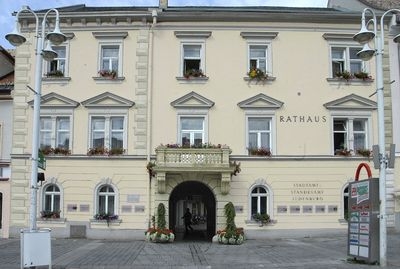 Fotomontage: das Rathaus in den neuen Farben (annähernd)