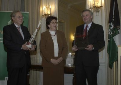v.l.n.r.: Präs. Prof. Kurt Jungwirth (Steir. Volksbildungswerk), Bgm. Grete Gruber und LH-Stv. Hermann Schützenhöfer (Foto: Stadtgemeinde, Volkar) v.l.n.r.: Präs. Prof. Kurt Jungwirth (Steir. Volksbildungswerk), Bgm. Grete Gruber und LH-Stv. Hermann Schützenhöfer (Foto: Stadtgemeinde, Volkar)
