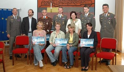 Die Organisatoren Oberst Peter Trierweiler, Obstl. Edwin Pekovsek, Hptm. Christian Schandor und Obstl. Doro Kowatsch (v.l.) mit Bgm. Grete Gruber, FF-Kommandant Karl Pichler und den Vertreterinnen der Simultania Liechtenstein, Volkshilfe und Lebenshilfe. Foto: Stadtgemeinde, Söllradl. Die Organisatoren Oberst Peter Trierweiler, Obstl. Edwin Pekovsek, Hptm. Christian Schandor und Obstl. Doro Kowatsch (v.l.) mit Bgm. Grete Gruber, FF-Kommandant Karl Pichler und den Vertreterinnen der Simultania Liechtenstein, Volkshilfe und Lebenshilfe. Foto: Stadtgemeinde, Söllradl.