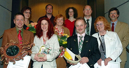 Kat. Institutionen: v.l.n.r. 1. Reihe: DI Josef Bärnthaler u. Renate Lokuschek (Energieagentur), Ernst Oberwinkler (Verein Bauernladen), Maria Felice (Tierschutzverein). 2. Reihe: Ulrike Pichler (Ulli’s Bauernladen), Marianne Seitweger (Eine Welt-Laden), Josef Suppan, StR Dr. Franz Bachmann. 3. Reihe: Helfried Kreiter u. Mag. Eva Volkar (Umweltschutzreferat). Fotos: Stadtgemeinde, Schaufler. Kat. Institutionen: v.l.n.r. 1. Reihe: DI Josef Bärnthaler u. Renate Lokuschek (Energieagentur), Ernst Oberwinkler (Verein Bauernladen), Maria Felice (Tierschutzverein). 2. Reihe: Ulrike Pichler (Ulli’s Bauernladen), Marianne Seitweger (Eine Welt-Laden), Josef Suppan, StR Dr. Franz Bachmann. 3. Reihe: Helfried Kreiter u. Mag. Eva Volkar (Umweltschutzreferat). Fotos: Stadtgemeinde, Schaufler.