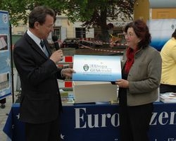 Übergabe der EU-Infobox durch Mag. Ludwig Rader an Bgm. Grete Gruber Übergabe der EU-Infobox durch Mag. Ludwig Rader an Bgm. Grete Gruber