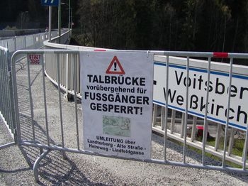 Spätestens zu Schulbeginn im Herbst kann die Talbrücke wieder auch zu Fuß überquert werden. Spätestens zu Schulbeginn im Herbst kann die Talbrücke wieder auch zu Fuß überquert werden.