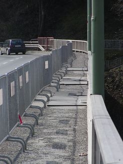 Wegen schwerer Schäden musste der Gehsteig über die Talbrücke gesperrt werden Wegen schwerer Schäden musste der Gehsteig über die Talbrücke gesperrt werden