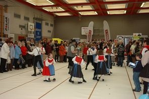 Volles Haus bei der Vorführung der Kindertanz- gruppe des Trachtenvereines Lustige Steirer Judenburg Volles Haus bei der Vorführung der Kindertanz- gruppe des Trachtenvereines Lustige Steirer Judenburg