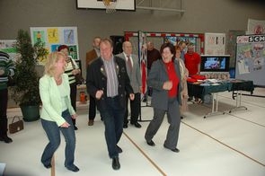 Fit mach mit: Bgm. Grete Gruber und Mitglieder des Stadt- und Gemeinderates Fit mach mit: Bgm. Grete Gruber und Mitglieder des Stadt- und Gemeinderates