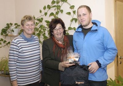 Der Gewinner des youged.st gewinn.spiels Harald Enzinger mit Bgm. Grete Gruber und Ingrid Wolfger, Leiterin der Schul- und Sportstättenverwaltung Der Gewinner des youged.st gewinn.spiels Harald Enzinger mit Bgm. Grete Gruber und Ingrid Wolfger, Leiterin der Schul- und Sportstättenverwaltung