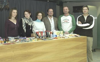 Zwei Schülerinnen der HAK beim Fair Trade-Stand, Eva Volkar, Helfried Kreiter und die hilfreichen Geister Ing. Thomas Kolland und Ing. Christian Moser Zwei Schülerinnen der HAK beim Fair Trade-Stand, Eva Volkar, Helfried Kreiter und die hilfreichen Geister Ing. Thomas Kolland und Ing. Christian Moser