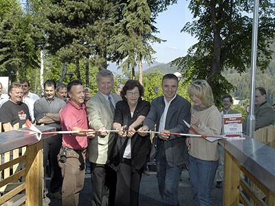 Eröffnung der Radbrücke: v.l.n.r. Peter Karner (Bauhof), BH Dr. Dieter Schwarzbeck, Bgm. Grete Gruber, DI Michael Paar, Susanne Kreiter (Projektgruppe Zukunftskonferenz) Eröffnung der Radbrücke: v.l.n.r. Peter Karner (Bauhof), BH Dr. Dieter Schwarzbeck, Bgm. Grete Gruber, DI Michael Paar, Susanne Kreiter (Projektgruppe Zukunftskonferenz)