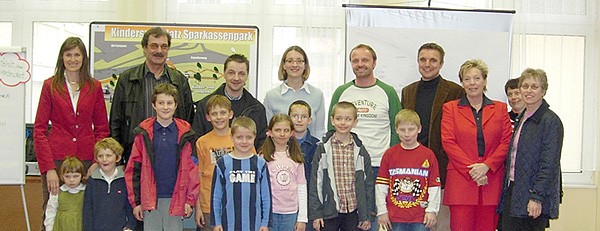 Die planenden Kinder mit VertreterInnen der Stadt und Eltern Die planenden Kinder mit VertreterInnen der Stadt und Eltern