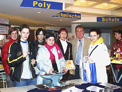 SchülerInnen der Polytechnischen Schule Judenburg, Dir. Jutta Grutsch und1. Vizebgm. Dir. Kurt Öfler. Foto: Gudrun Wascher